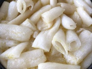 6、竹荪鸡汤,鸡肉炖半小时后，加入竹荪慢慢的一起炖，嗯，半小时后香喷喷的竹荪鸡汤就出炉啦。