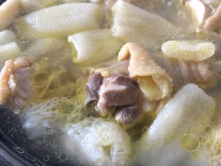 7、竹荪鸡汤,竹荪是比较吸油的，所以鸡汤炖出来也没有那么油腻，冰冷的冬天是不是也来一碗热气腾腾的竹荪鸡汤才感觉会暖暖的????我这个竹荪放的有一点多，如果不想要这么多竹荪的，也可以少放一点，呵呵，根据自己的需求。