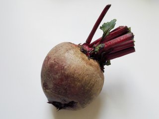 1、甜菜头瘦身沙拉-甜菜头吃法之一,甜菜头就是这样的，市场买来的很丑，其貌不扬，一般总冷落在一个角落。外形看起来确实像红萝卜，但不是萝卜味道啊，是略甜的，不辣