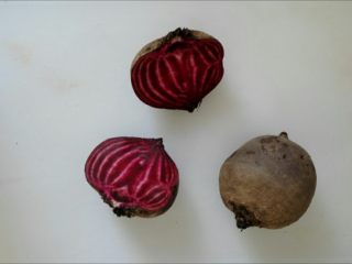 3、甜菜头瘦身沙拉-甜菜头吃法之一,我这个不太好，有点白心花纹，好的是很红的。