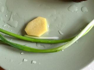 2、剩米饭的华丽转身➕香菇咸肉白菜粥,姜去皮,小葱择好,清洗干净备用