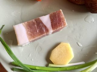 3、剩米饭的华丽转身➕香菇咸肉白菜粥,咸肉清洗一下,因为咸肉是煮粥的,所以不用怕咸不用泡水了