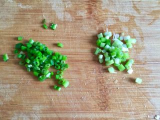 6、剩米饭的华丽转身➕香菇咸肉白菜粥,小葱分葱白葱绿,分别切末