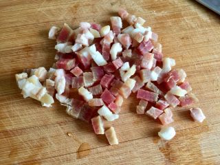 9、剩米饭的华丽转身➕香菇咸肉白菜粥,咸肉切小粒备用