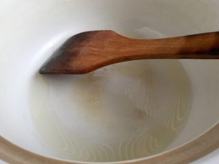 10、剩米饭的华丽转身➕香菇咸肉白菜粥,准备砂锅,小火加热后添加少许食用油