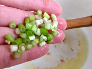 12、剩米饭的华丽转身➕香菇咸肉白菜粥,加入葱白煸香