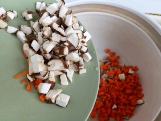 16、剩米饭的华丽转身➕香菇咸肉白菜粥,加入香菇翻炒一下