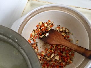 17、剩米饭的华丽转身➕香菇咸肉白菜粥,加入适量清水或高汤,这一碗米饭阿晨约加入1.8升水