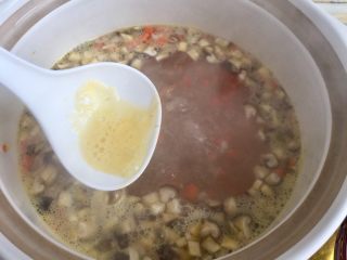 18、剩米饭的华丽转身➕香菇咸肉白菜粥,大火煮开,撇去浮末