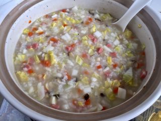 29、剩米饭的华丽转身➕香菇咸肉白菜粥,搅拌均匀后,再小火炖煮5分钟