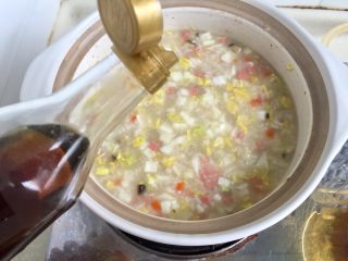 30、剩米饭的华丽转身➕香菇咸肉白菜粥,尝下味道,咸肉本身很咸,如果觉得粥有点淡,可以加少许食盐调味。关火,加入少许麻油