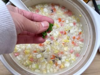 31、剩米饭的华丽转身➕香菇咸肉白菜粥,撒上葱绿末,即可上桌享用了^_^