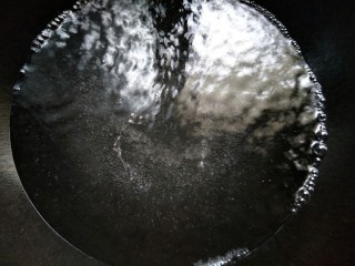 1、家庭版干脆面,煮锅坐水烧开