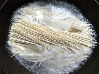 2、家庭版干脆面,放入面条煮熟