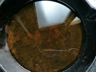 4、家庭版干脆面,取一个小点的平底锅，放入油烧热