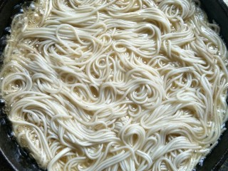 5、家庭版干脆面,然后放入面条，转中小火，不要动面条，固定好形状