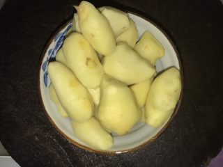 1、猪脚姜醋蛋,姜去皮