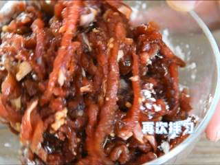 3、牛肉丝这样炒很嫩哦，不妨试试看,放入1勺食用油、2勺淀粉，再次拌匀。