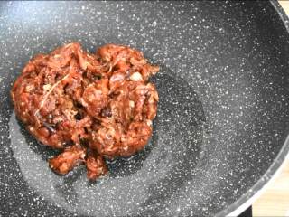 4、牛肉丝这样炒很嫩哦，不妨试试看,油温6成热入牛肉丝。