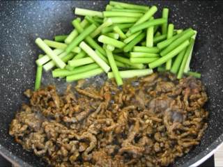 7、牛肉丝这样炒很嫩哦，不妨试试看,肉丝推至一边入蒜苔。