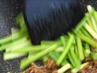 8、牛肉丝这样炒很嫩哦，不妨试试看,先将蒜苔炒至断生，再与肉丝一起翻炒。