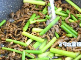 9、牛肉丝这样炒很嫩哦，不妨试试看,加入1勺盐，2勺水淀粉，炒匀即可。