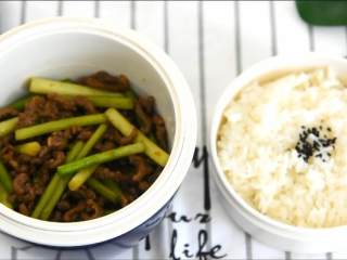 10、牛肉丝这样炒很嫩哦，不妨试试看,装盒，最简单的菜也有技巧哦~