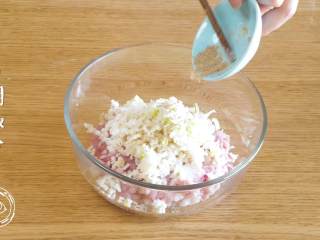 3、四喜丸子12m+宝宝辅食,接着,肉馅、马蹄和葱碎倒入碗中,放入盐、白胡椒、酱油、蚝油、香油调味~