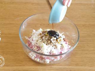 5、四喜丸子12m+宝宝辅食,接着,肉馅、马蹄和葱碎倒入碗中,放入盐、白胡椒、酱油、蚝油、香油调味~