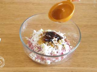 6、四喜丸子12m+宝宝辅食,接着,肉馅、马蹄和葱碎倒入碗中,放入盐、白胡椒、酱油、蚝油、香油调味~