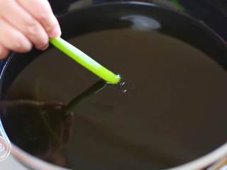 11、四喜丸子12m+宝宝辅食,油倒入锅中烧热,用葱试油温,轻微冒泡就可以下丸子~