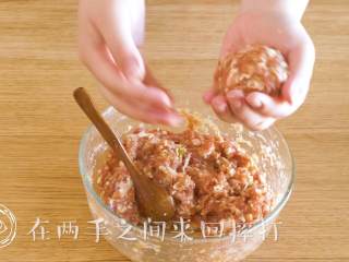 10、四喜丸子12m+宝宝辅食,揉成团,在两手之间来回摔打,让肉馅更加紧实~