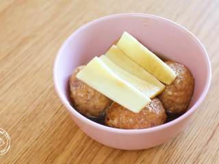 14、四喜丸子12m+宝宝辅食,丸子放入碗中,把姜片盖在上面。放一点酱油,倒半碗清水~