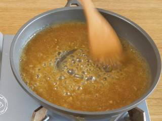 16、四喜丸子12m+宝宝辅食,蒸丸子的汤汁,加一点白砂糖,倒入水淀粉后煮开~