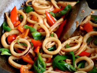 8、双椒炒鱿鱼卷,放入双椒，翻炒至香味溢出；