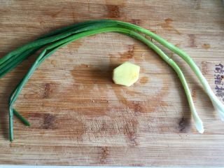 8、冬日进补系列➕当归黄芪枸杞鲜鸡汤,小葱择好姜去皮,清洗