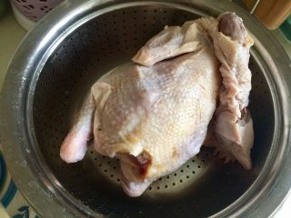 11、冬日进补系列➕当归黄芪枸杞鲜鸡汤,鸡买来就已经处理好的,淋巴结鸡屁股都去掉了,自己再检查一下,拔了几根漏网的毛????