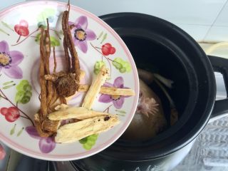 15、冬日进补系列➕当归黄芪枸杞鲜鸡汤,放入当归黄芪