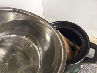 16、冬日进补系列➕当归黄芪枸杞鲜鸡汤,加入适量纯净水或清水,水要一次性加足,中间不要再加水了