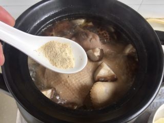 25、冬日进补系列➕当归黄芪枸杞鲜鸡汤,加入少许白胡椒粉