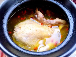 29、冬日进补系列➕当归黄芪枸杞鲜鸡汤,鸡汤黄澄澄的,鸡鲜味混合黄芪当归的药香,好诱人啊