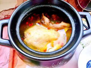 32、冬日进补系列➕当归黄芪枸杞鲜鸡汤,因为鸡汤表面覆了一层鸡油,所以看着温度不高其实很烫哦,喝的时候一定要小心。