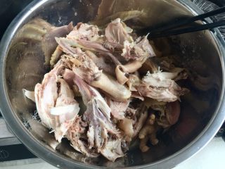 34、冬日进补系列➕当归黄芪枸杞鲜鸡汤,放至不烫手,把鸡剁或撕成小块,我涂省事,直接撕的,卖相不佳????