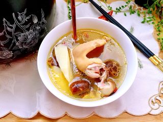 37、冬日进补系列➕当归黄芪枸杞鲜鸡汤,成品,特意捞了一个我的最爱鸡翅膀