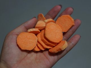 3、红薯开花馒头,切成薄片