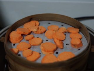 4、红薯开花馒头,放置在蒸笼上