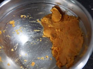 6、红薯开花馒头,用勺子压岁成红薯泥，然后晾凉