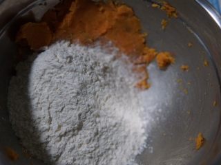 7、红薯开花馒头,放入A的面粉，酵母混合揉面