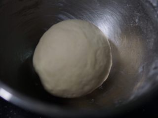11、红薯开花馒头,也和红薯面团一样，揉至三光，开始发酵。