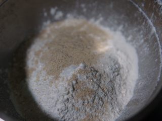 9、红薯开花馒头,现在制作B面团，面粉酵母白糖混合